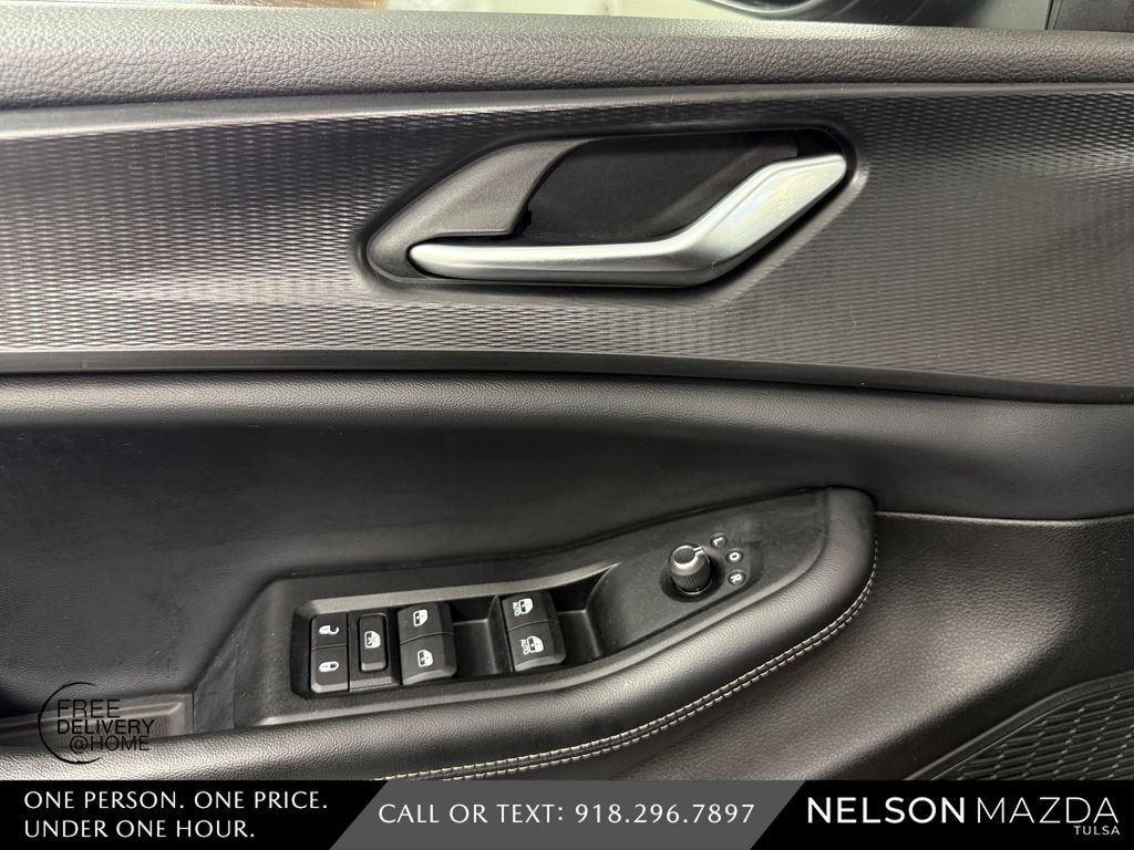 Used 2023 Red Jeep Laredo image 21