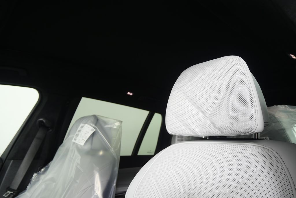 Thumbnail: 2026 BMW X7 - 12