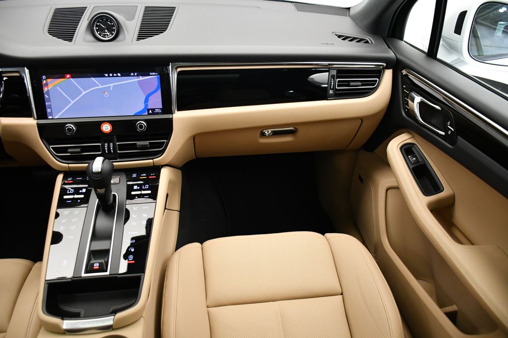 Thumbnail: 2025 Porsche Macan - 24