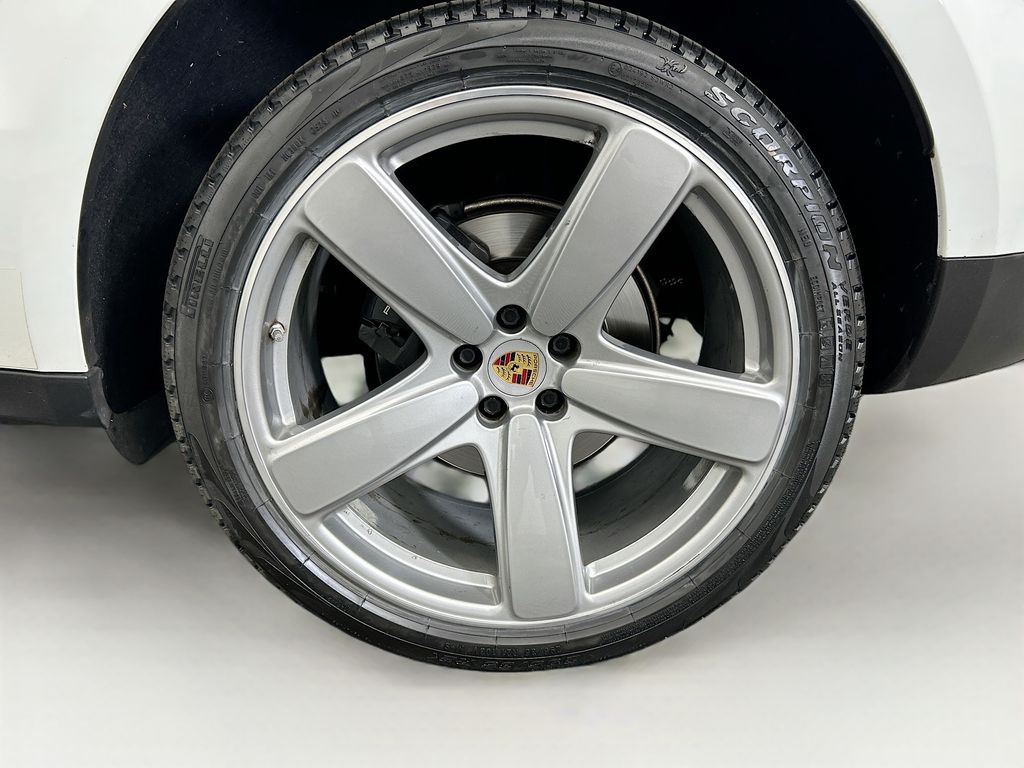 Thumbnail: 2020 Porsche Macan - 32