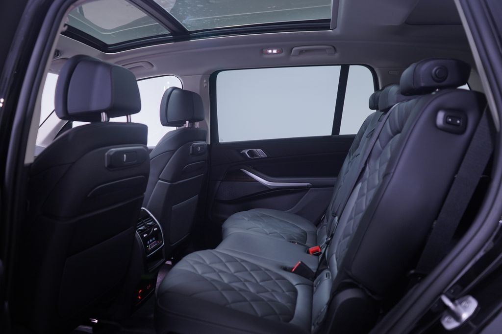 Thumbnail: 2026 BMW X7 - 9