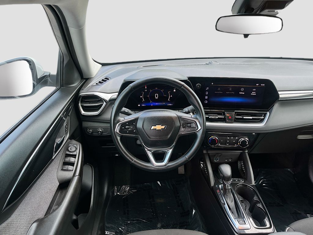 Used 2025 White Chevrolet LT image 21