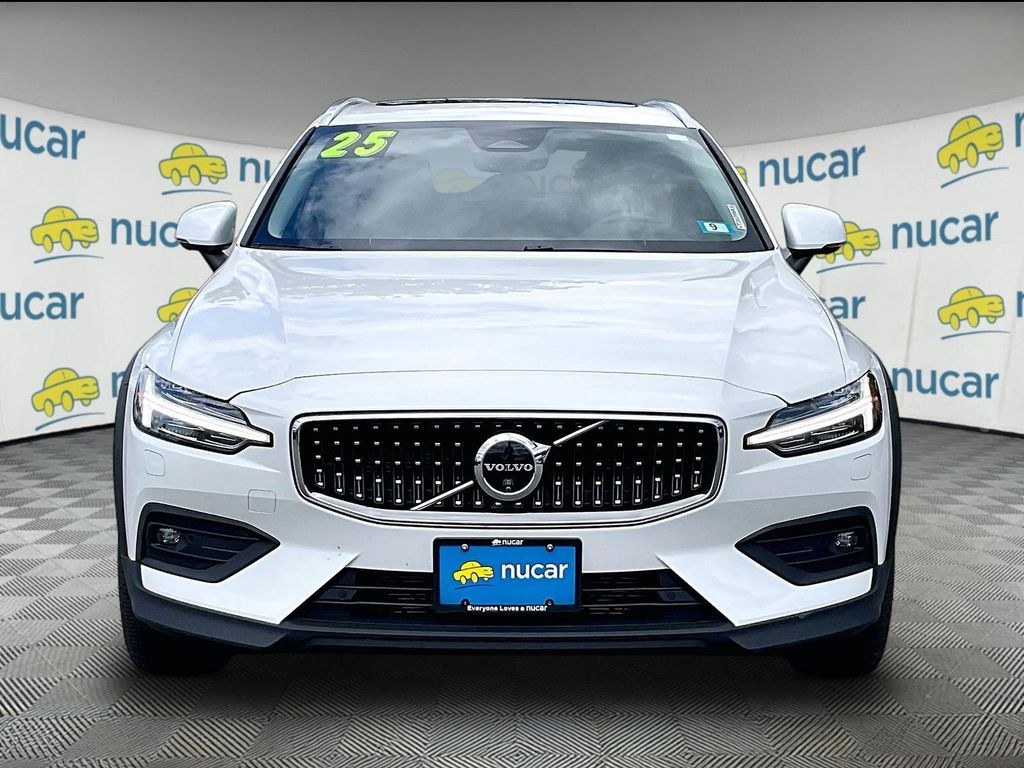 2025 Volvo V60 Cross Country — photo 2