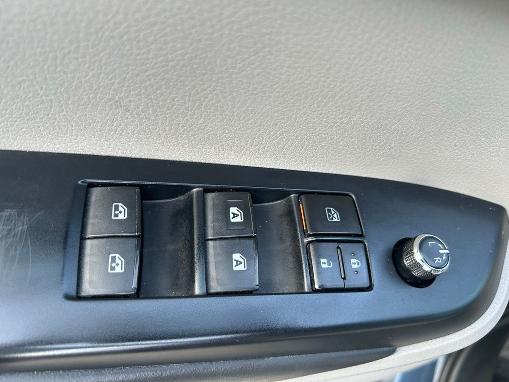 2017 Toyota Highlander SE 24
