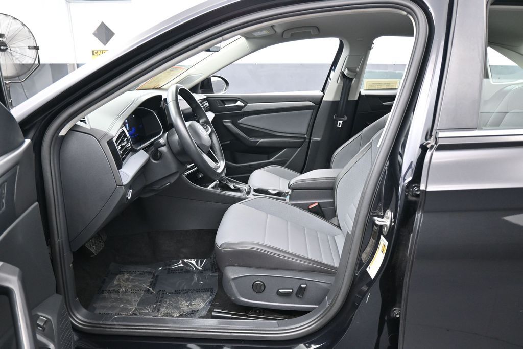 Used 2025 Black Volkswagen 1.5T SE image 11