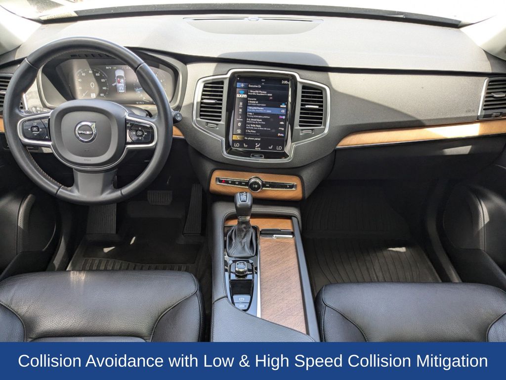 2022 Volvo XC90 T6 Momentum 6-Passenger