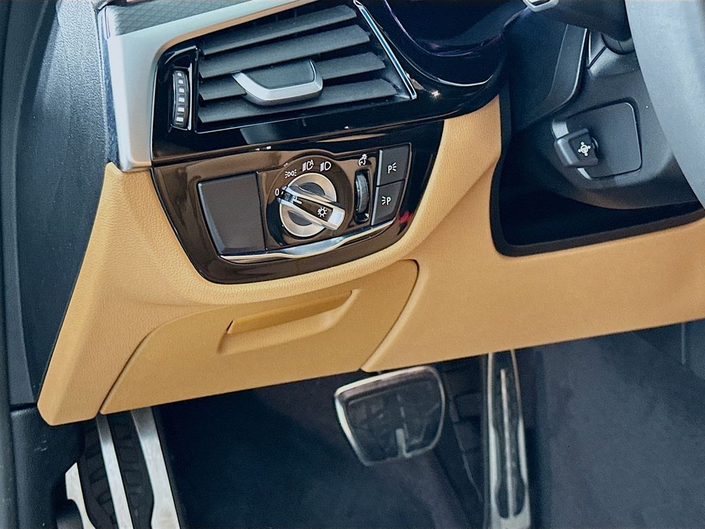 Thumbnail: 2023 BMW 5 Series - 10