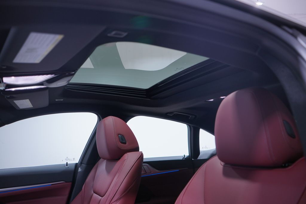 Thumbnail: 2025 BMW i4 - 8