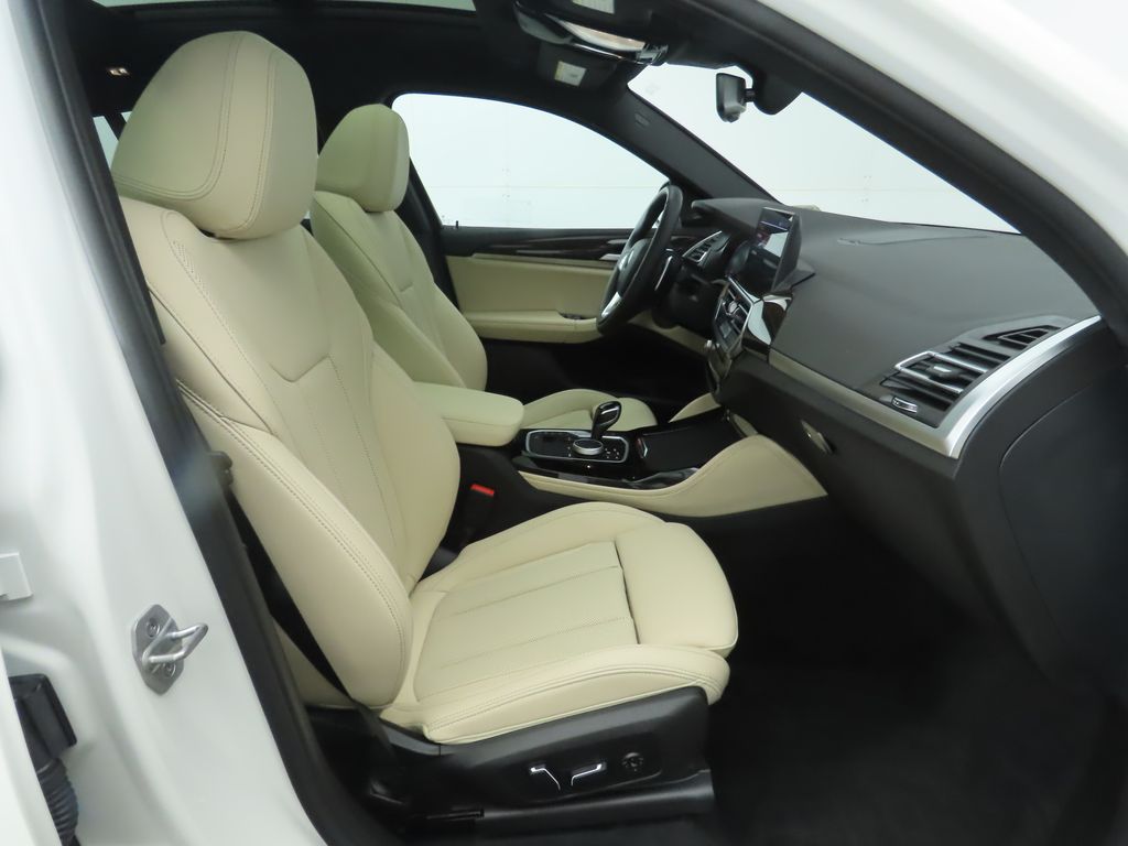 Thumbnail: 2025 BMW X4 - 21