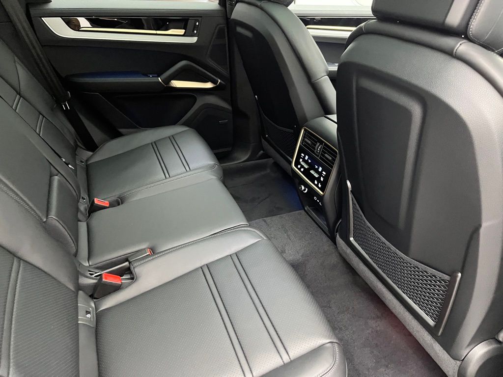 Thumbnail: 2026 Porsche Cayenne - 32