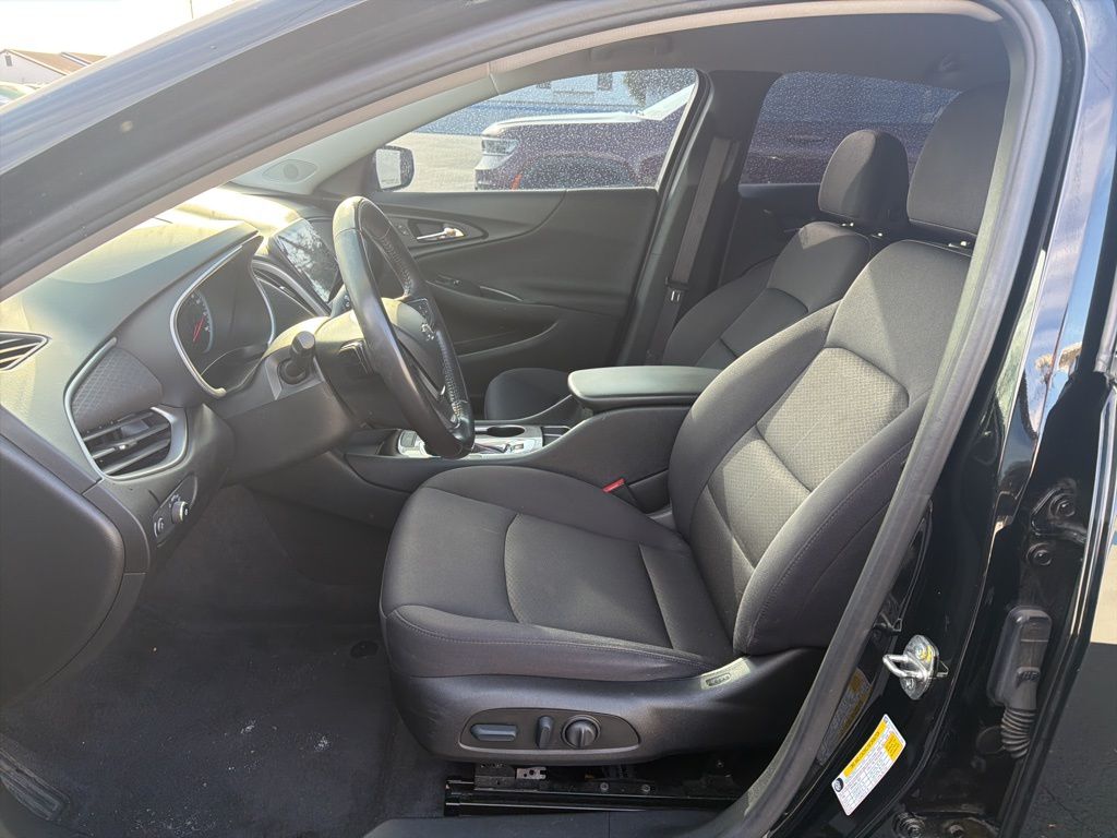 Thumbnail: 2022 Chevrolet Malibu - 17