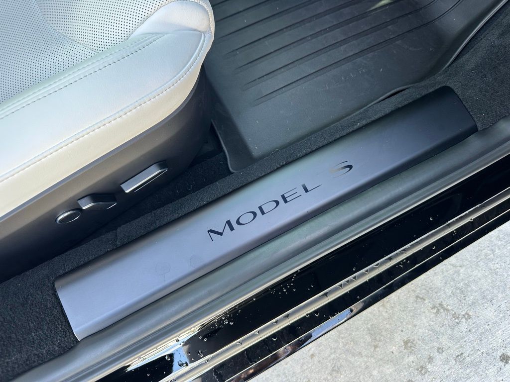 Thumbnail: 2022 Tesla Model S - 32