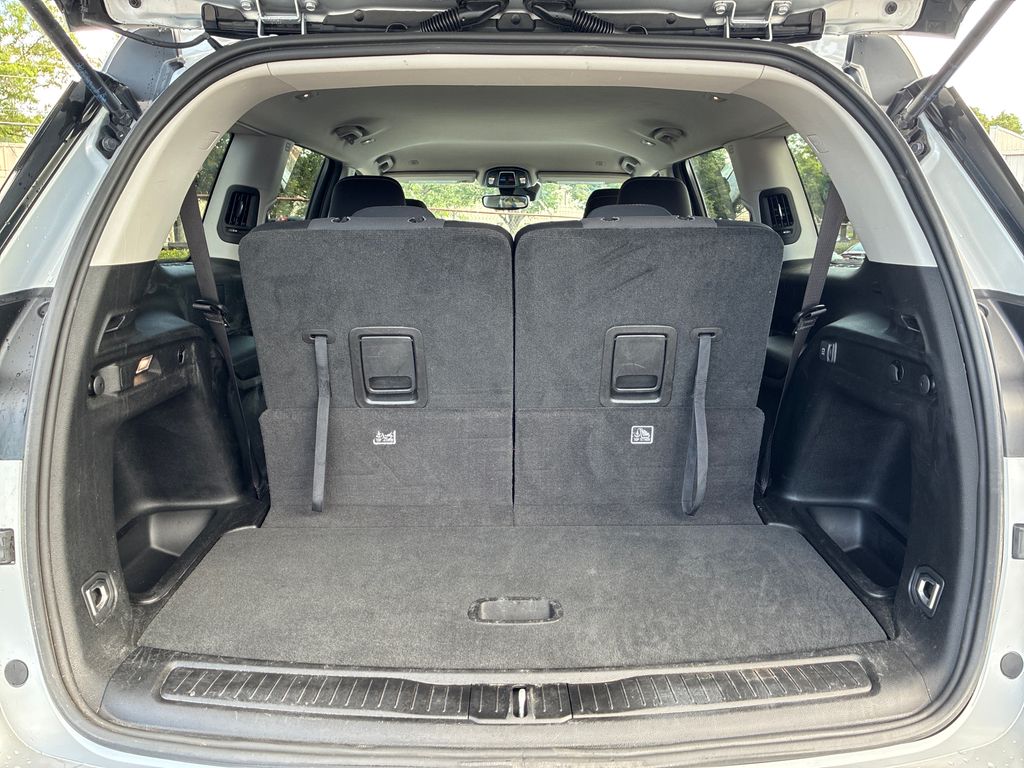 Used 2023 Silver Jeep Laredo image 27