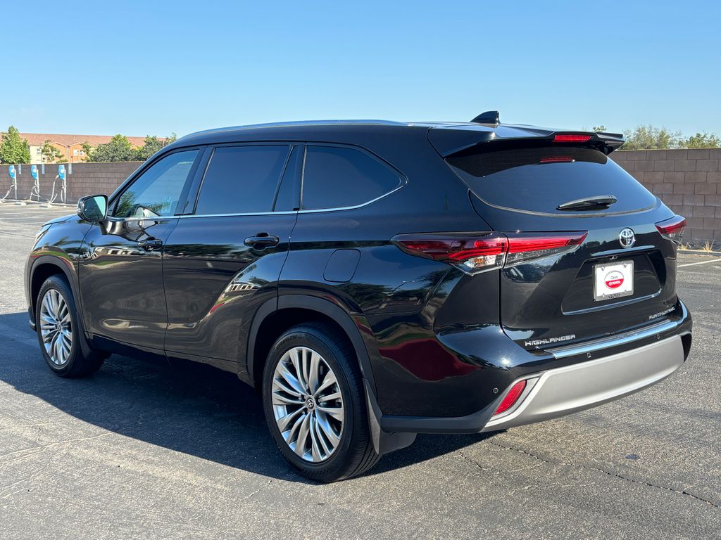 Thumbnail: 2024 Toyota Highlander - 7