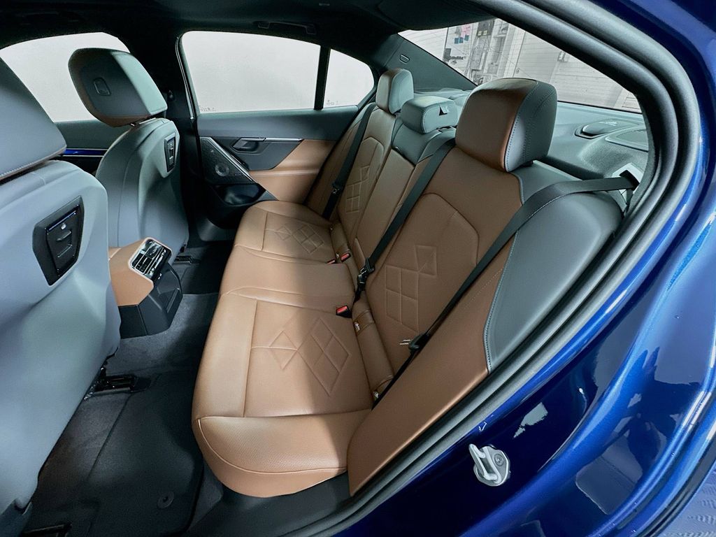 Thumbnail: 2025 BMW i5 - 17