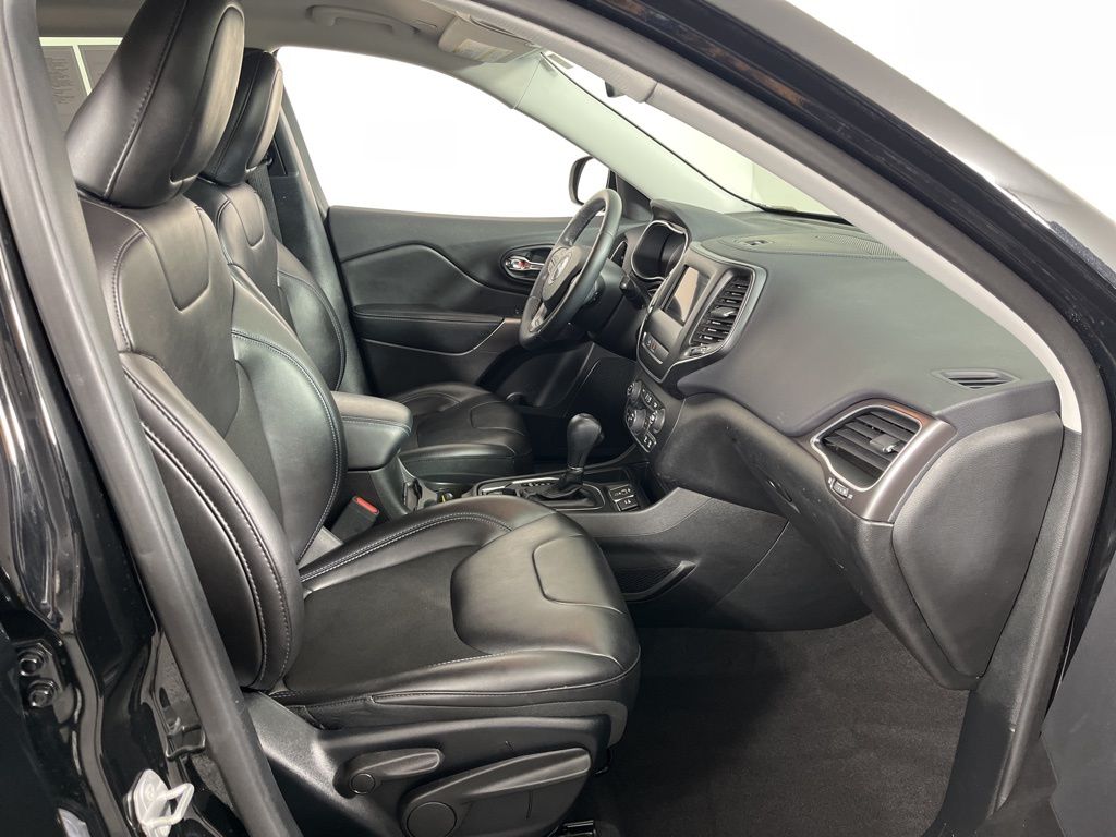 Thumbnail: 2019 Jeep Cherokee - 8