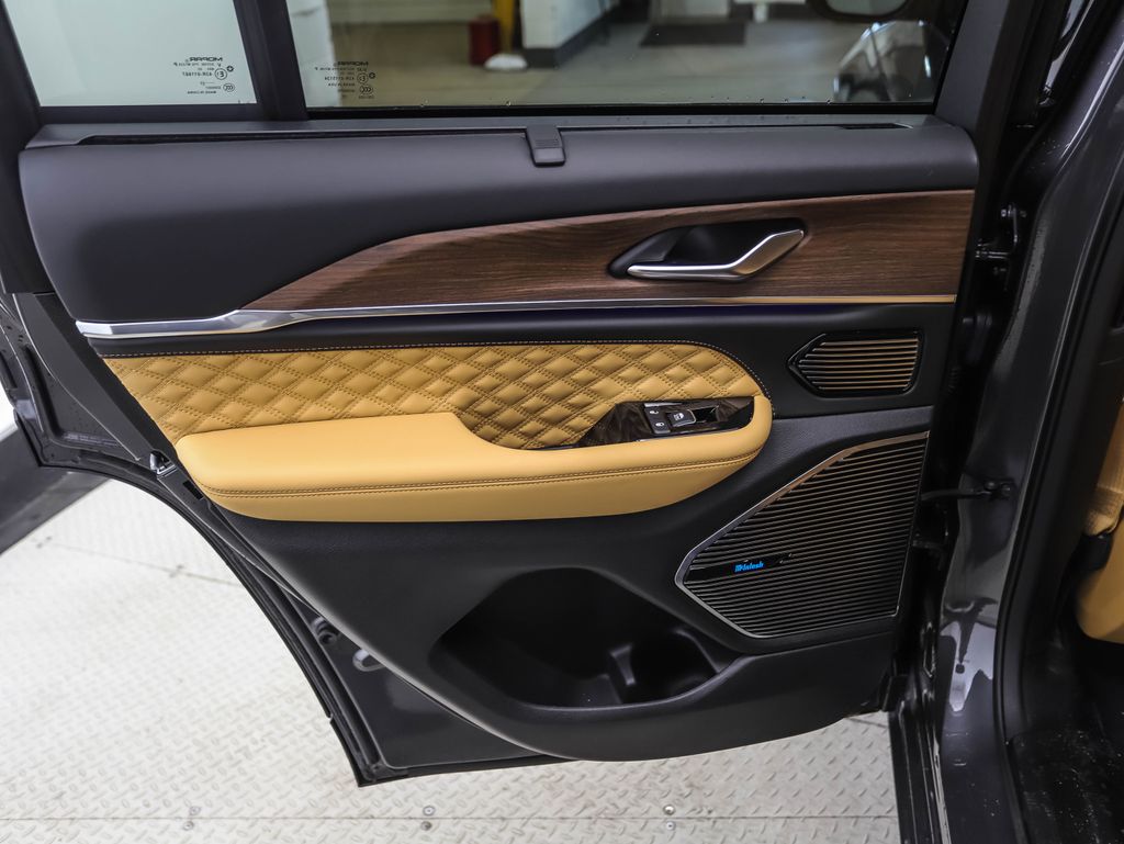 Thumbnail: 2022 Jeep Grand Cherokee - 20