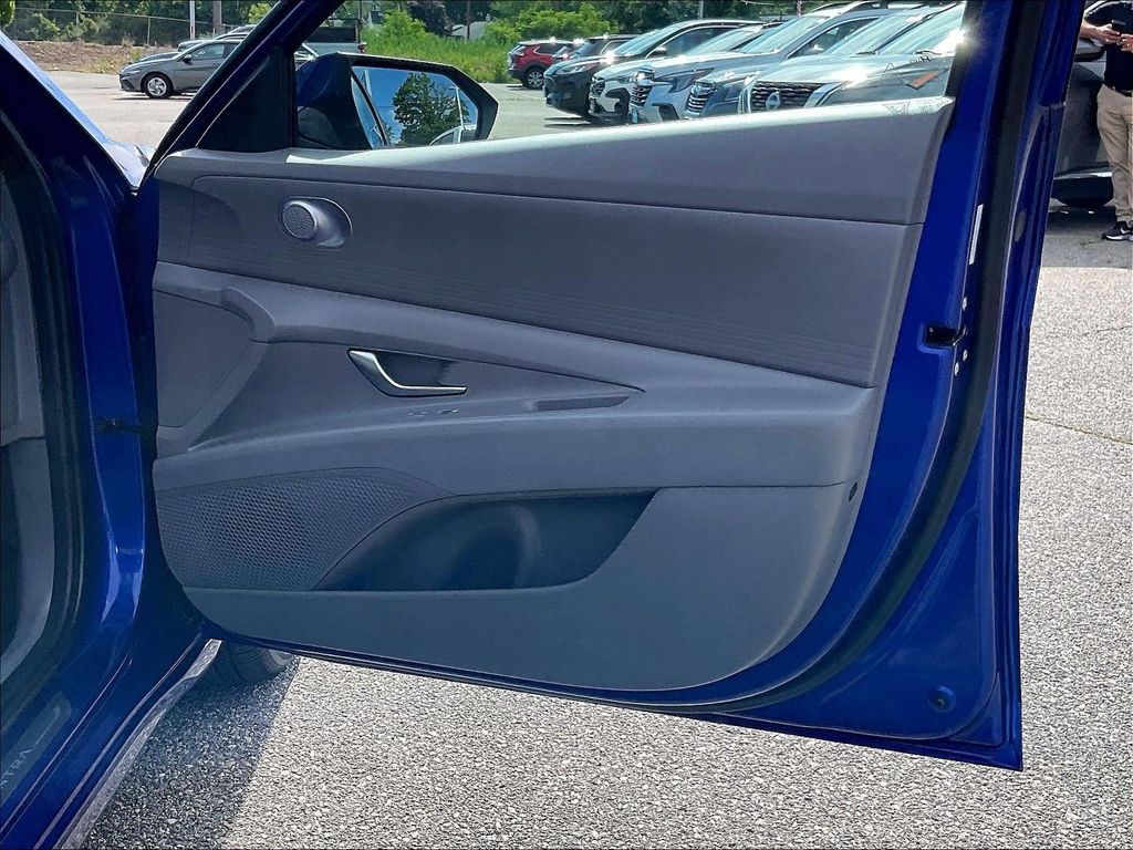 2025 Hyundai Elantra — photo 12