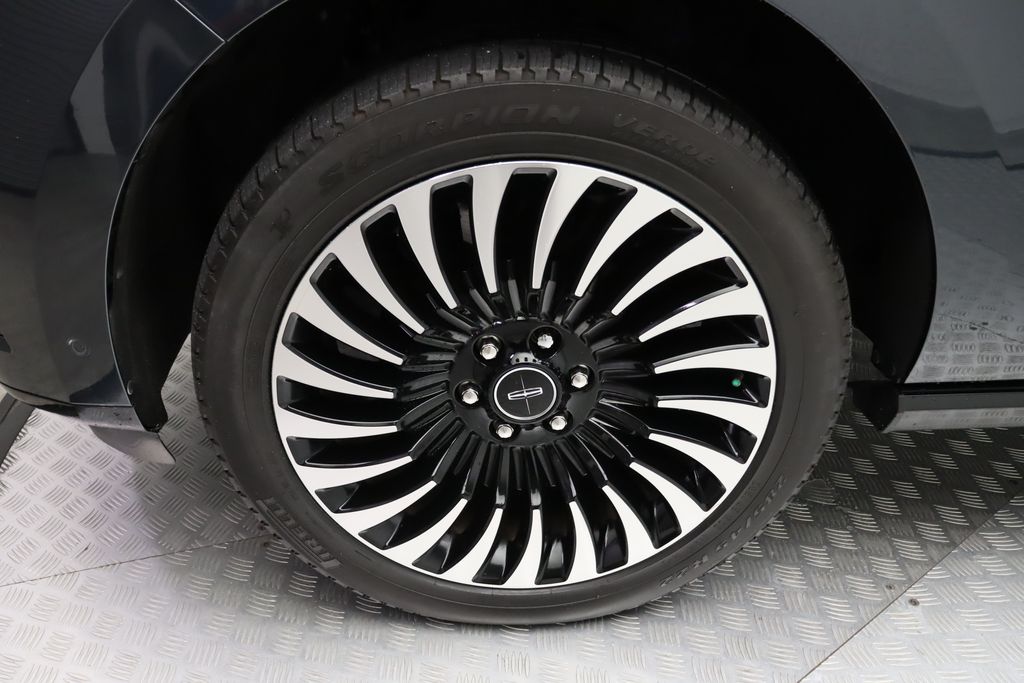 Thumbnail: 2021 Lincoln Navigator - 4