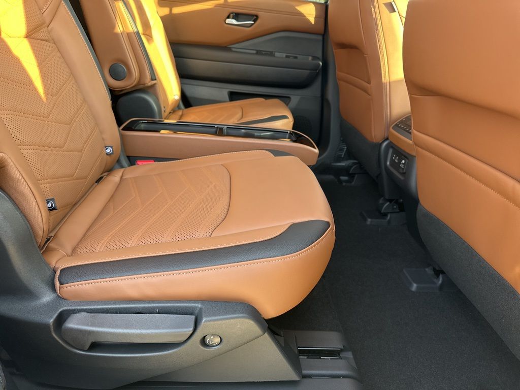 2025 Boulder Gray Pearl Nissan Pathfinder Platinum FWD SUV