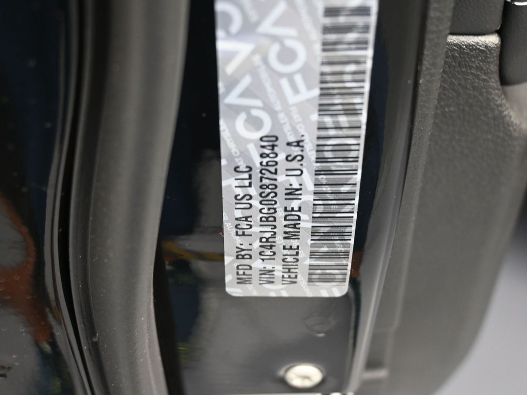 Used 2025 Diamond Black Crystal Pearlcoat Jeep Limited image 17