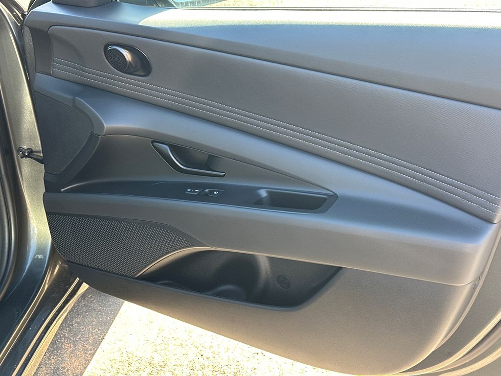 Used 2025 Gray Hyundai SEL Sport image 14