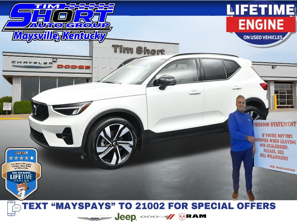 2024 Volvo XC40 B5 Plus Dark Theme AWD