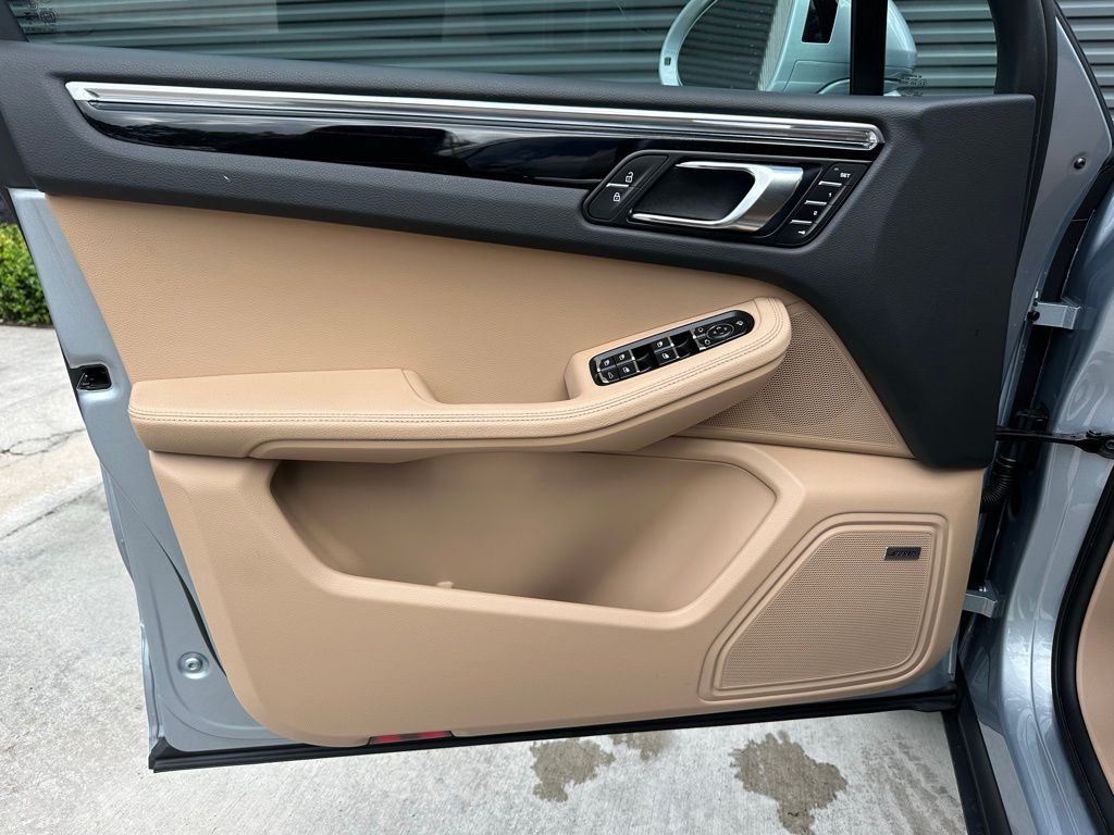 Thumbnail: 2026 Porsche Macan - 19