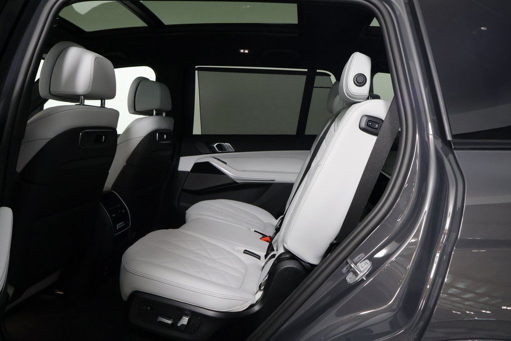 Thumbnail: 2026 BMW X7 - 6