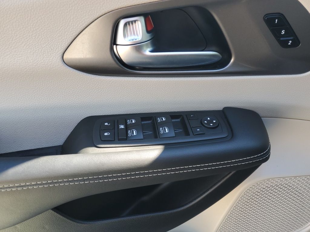 Used Car 2023 Chrysler Pacifica  Touring L For Sale Under $40,000 In Austin, Texas