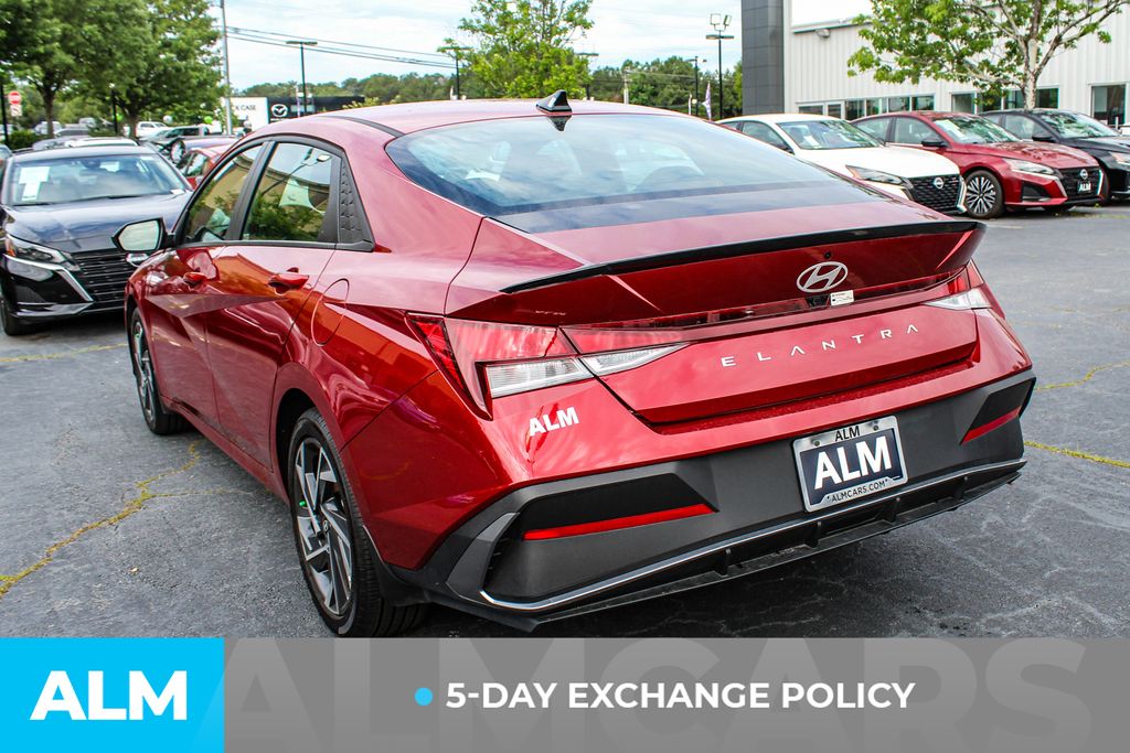 Used 2025 Red Hyundai SEL Sport image 4