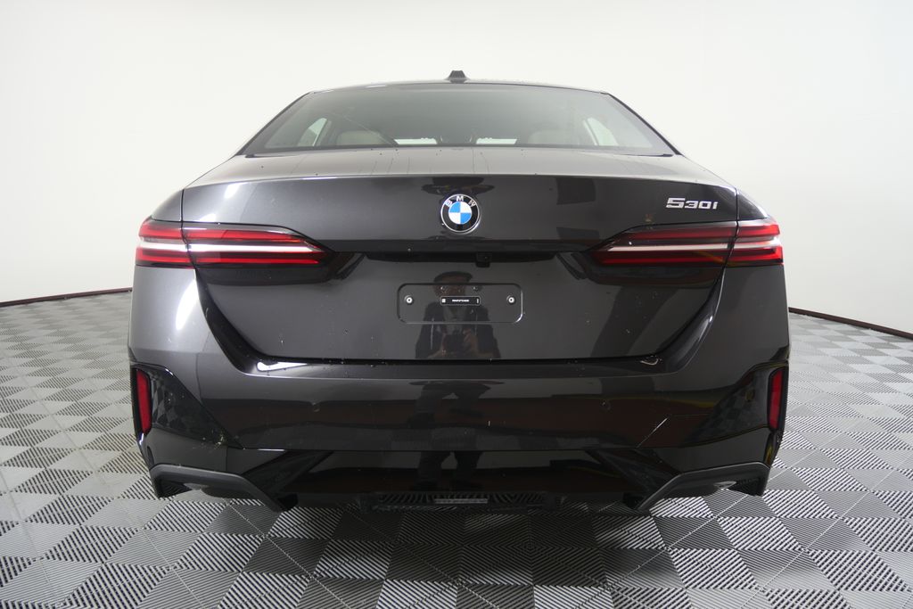 Thumbnail: 2026 BMW 5 Series - 4