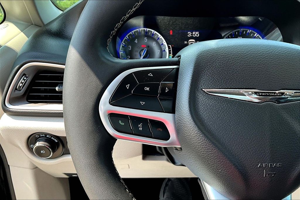 Used 2023 Chrysler Pacifica Van
