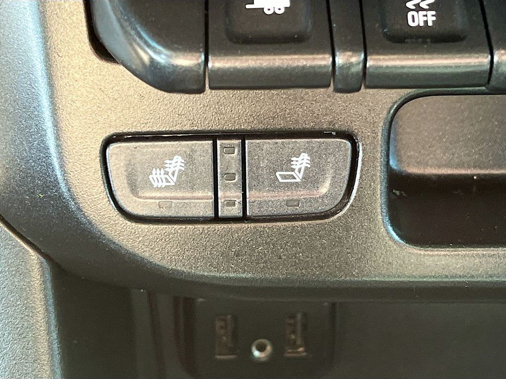 Used 2022 White GMC AT4 w/Leather image 19