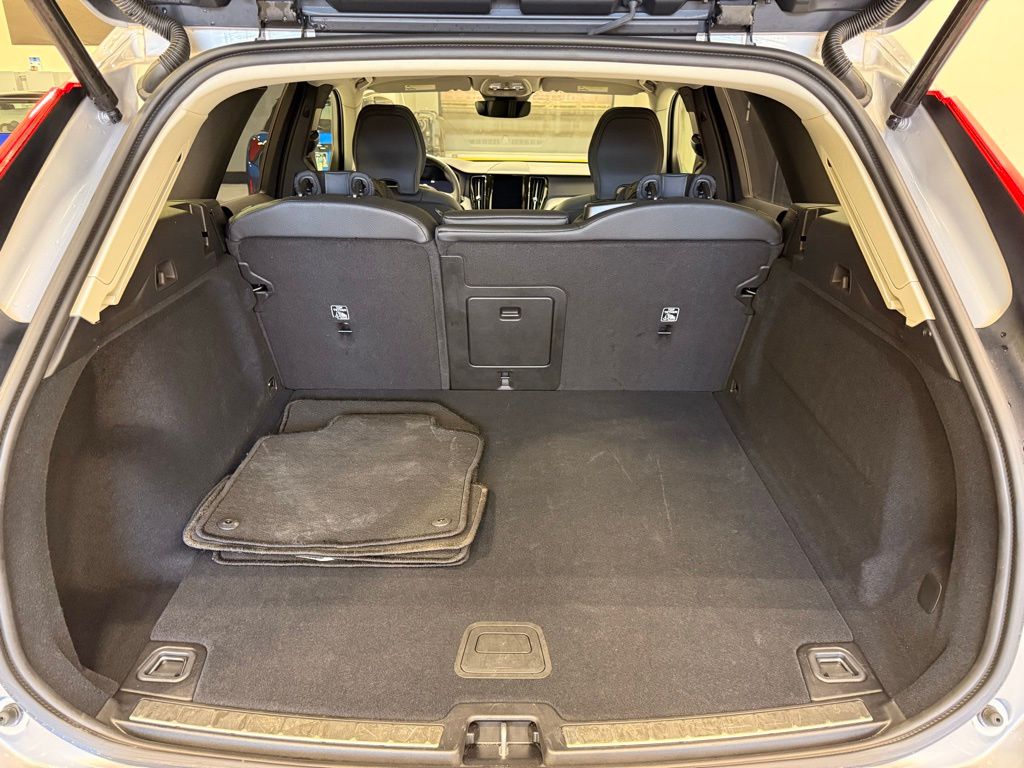 Thumbnail: 2025 Volvo XC60 - 23