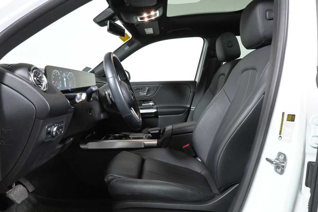 Thumbnail: 2023 Mercedes-Benz GLB - 3