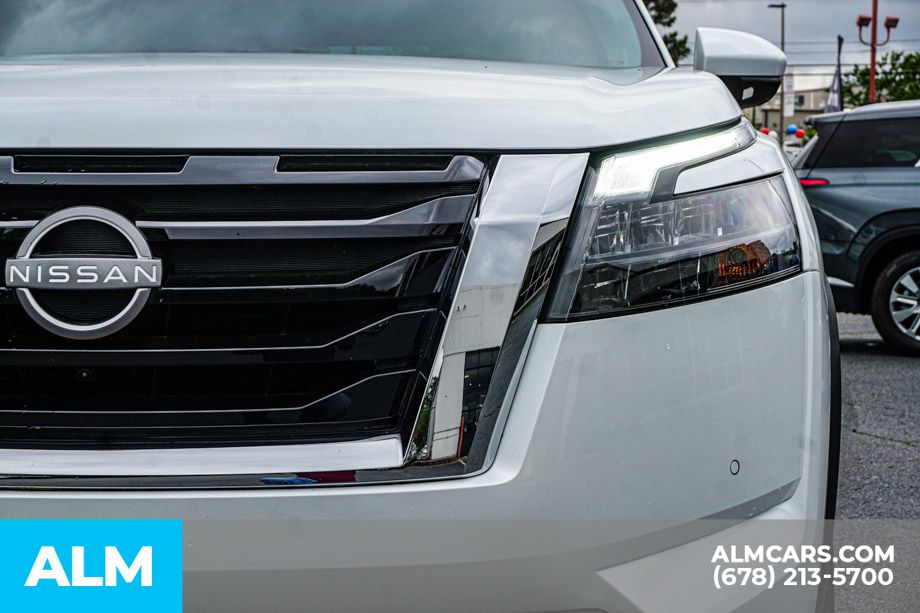 Used 2025 White Nissan Platinum image 11