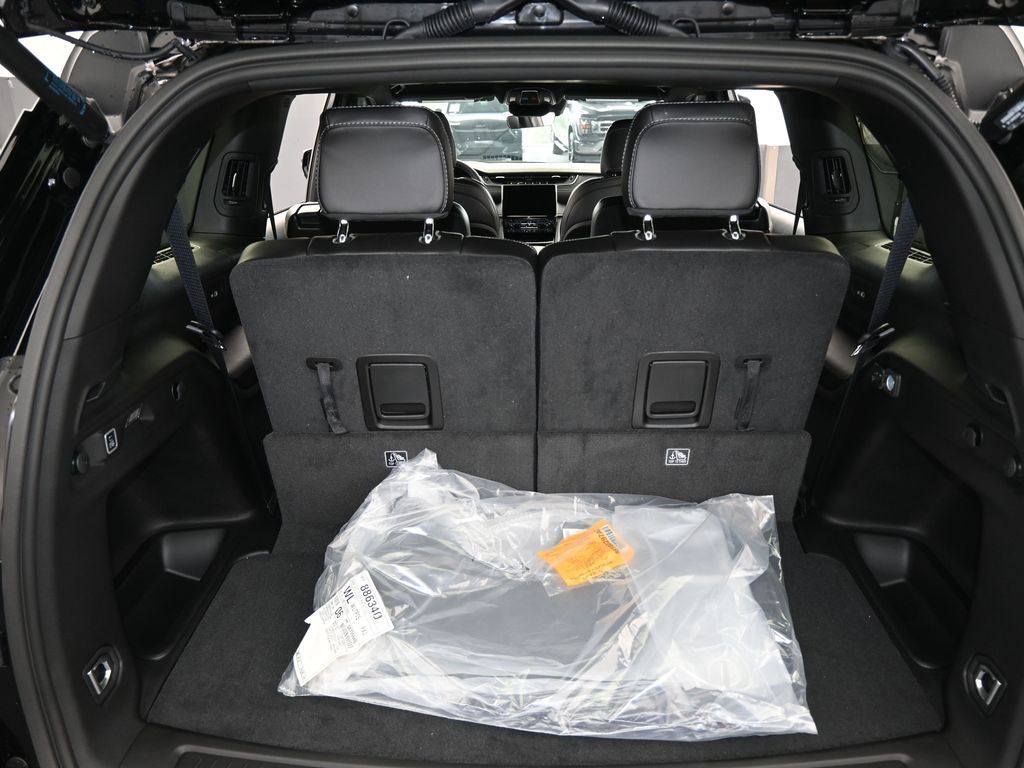 Used 2025 Diamond Black Crystal Pearlcoat Jeep Limited image 34