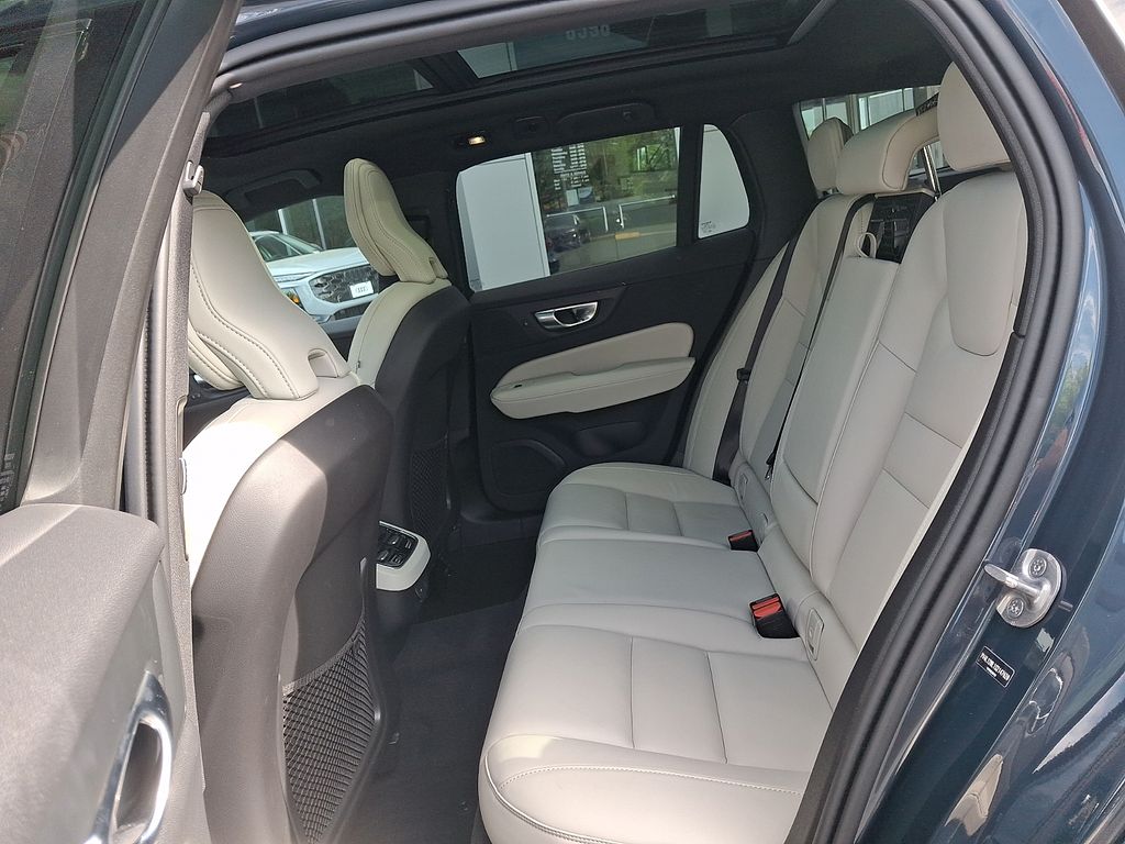 Thumbnail: 2025 Volvo S60 - 10