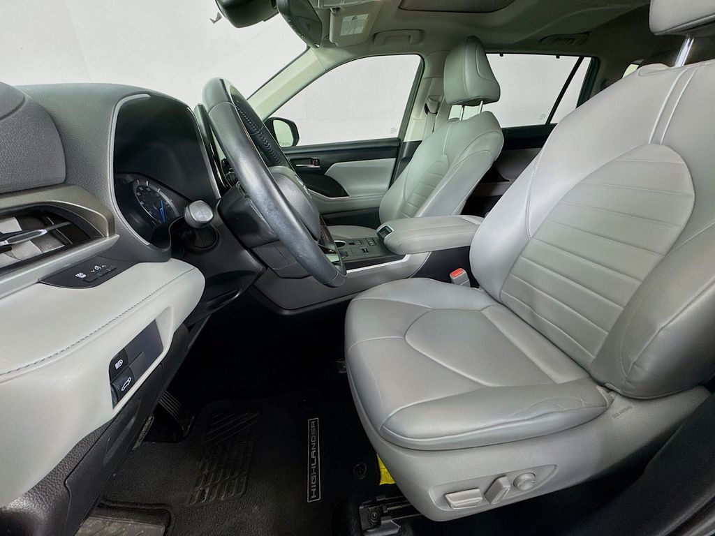 2021 Toyota Highlander Hybrid XLE photo