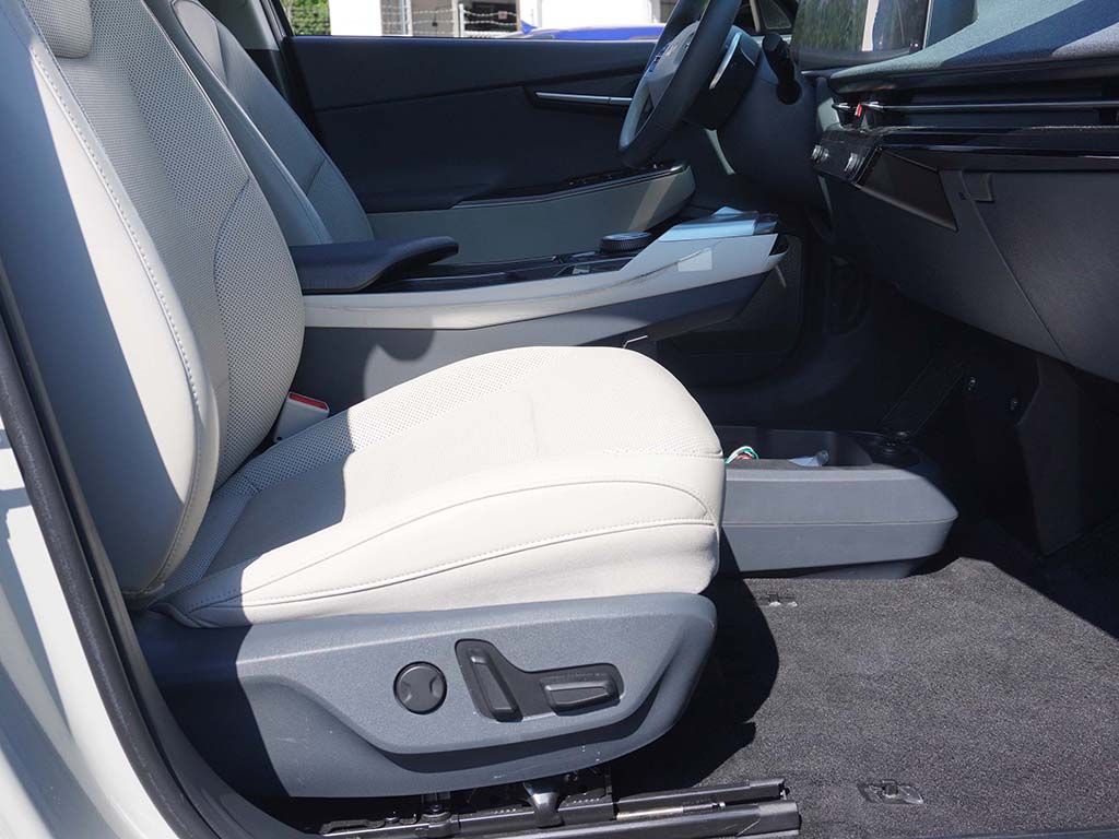 Used 2024 White Kia Wind image 25