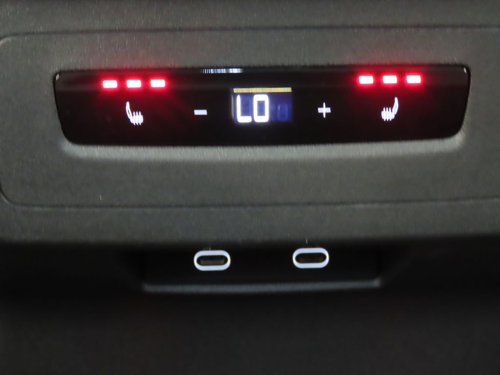 Thumbnail: 2025 Audi e-tron S - 22