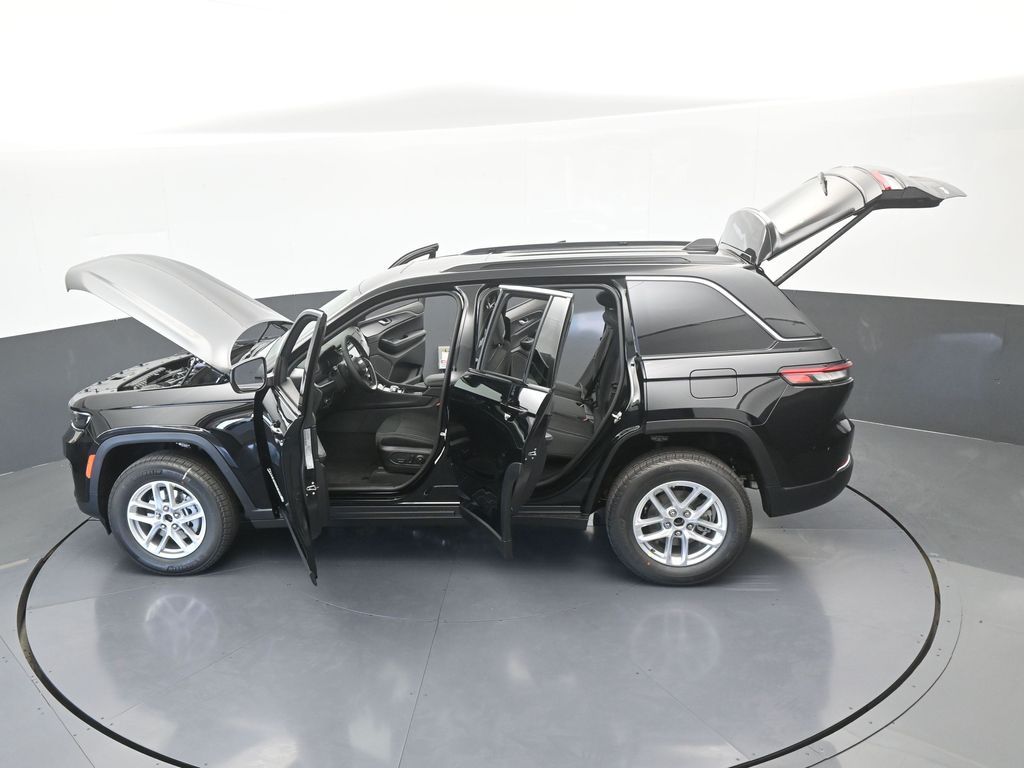New 2026 Diamond Black Crystal Pearlcoat Jeep Laredo image 59