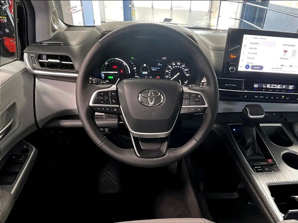 2025 Toyota Sienna — photo 18