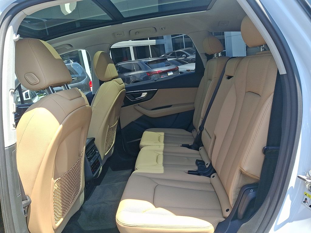 Thumbnail: 2023 Audi Q7 - 10