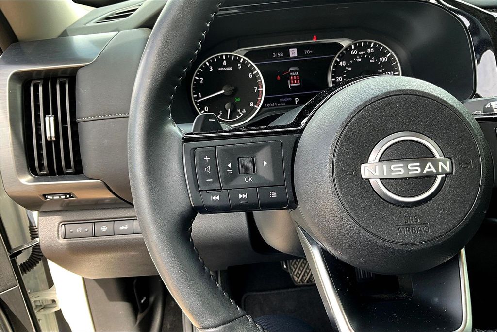 2024 Nissan Pathfinder SL - 11