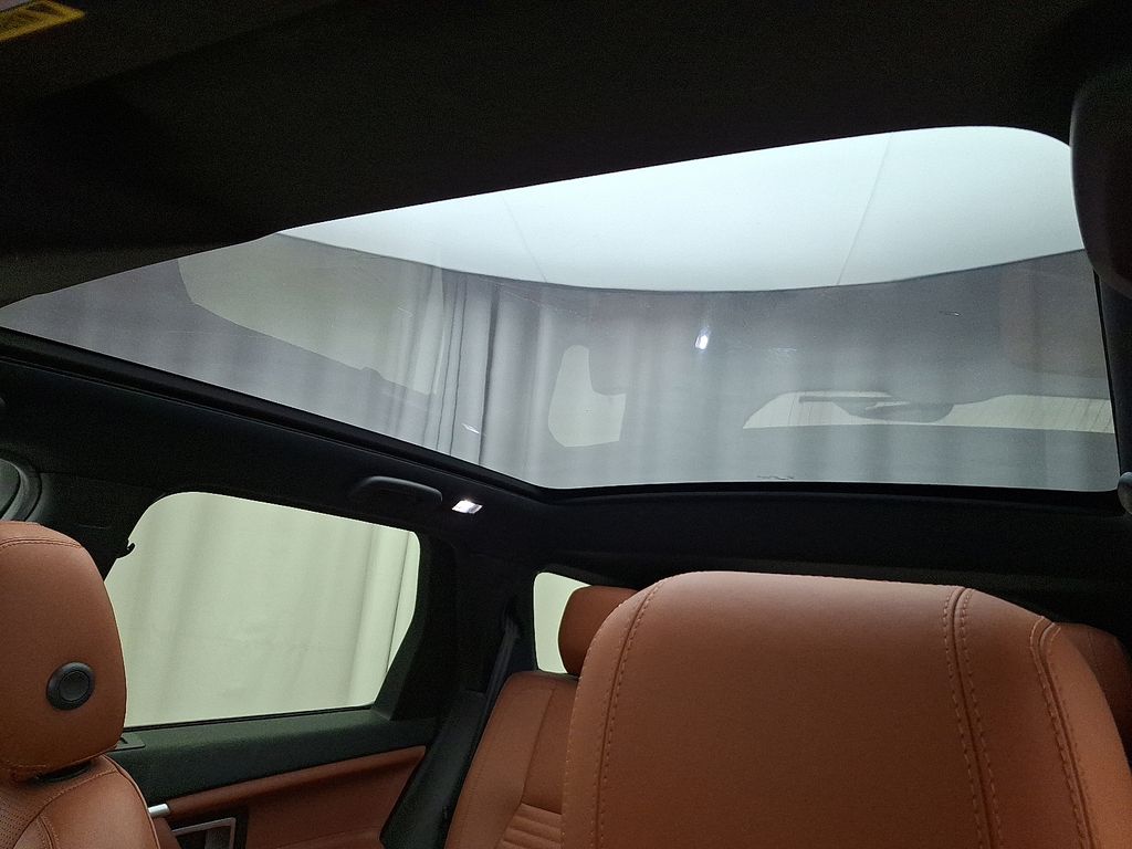 Thumbnail: 2016 Land Rover Discovery Sport - 15