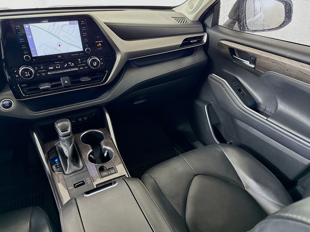 Thumbnail: 2020 Toyota Highlander - 25