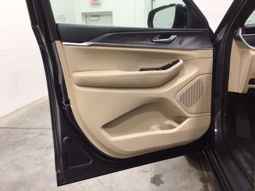 Used 2025 Jeep Grand Cherokee SUV