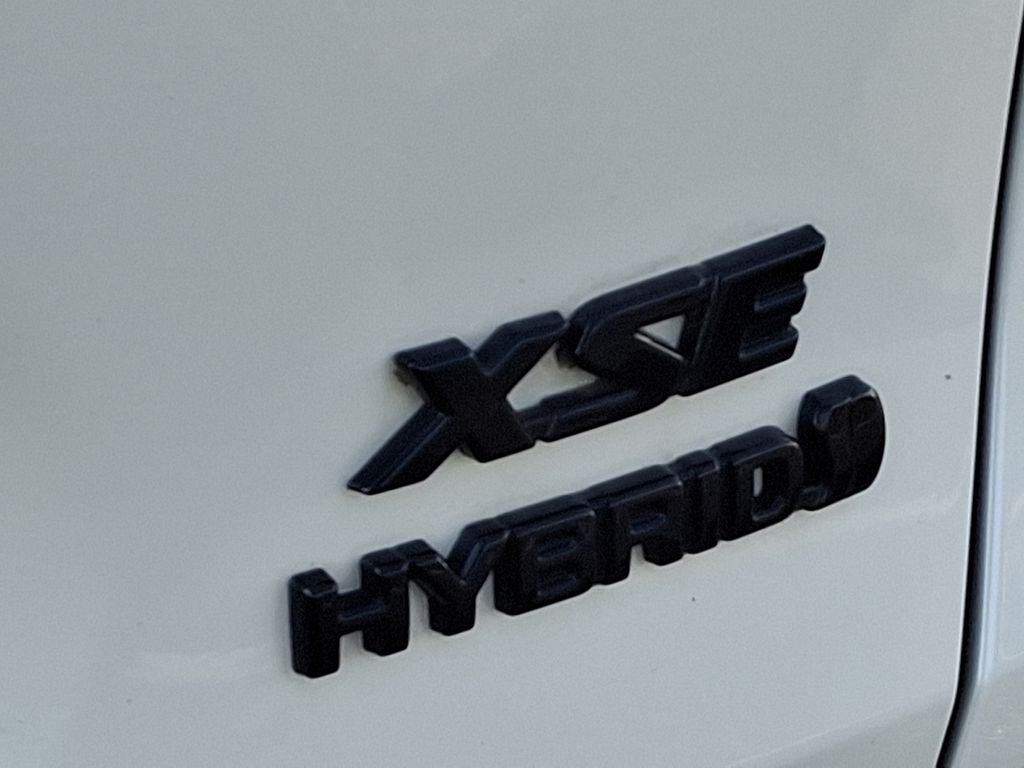 2021 Toyota RAV4 XSE 32